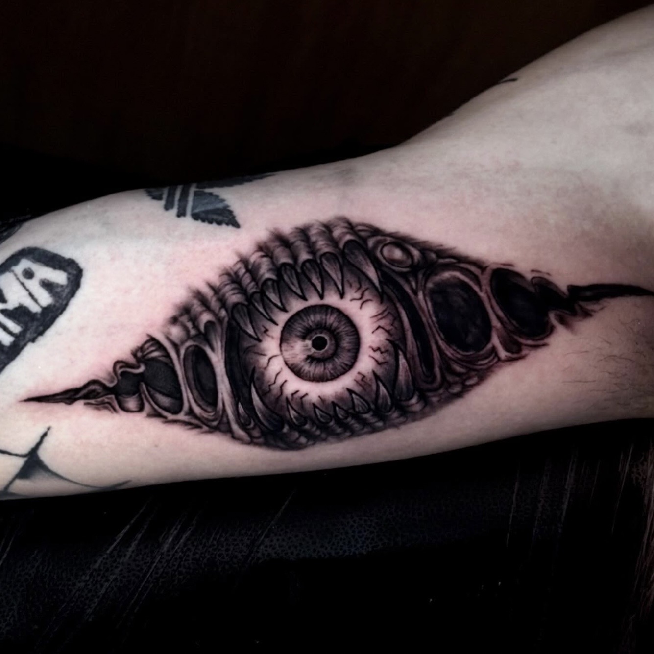 Dotwork minimal шивээс