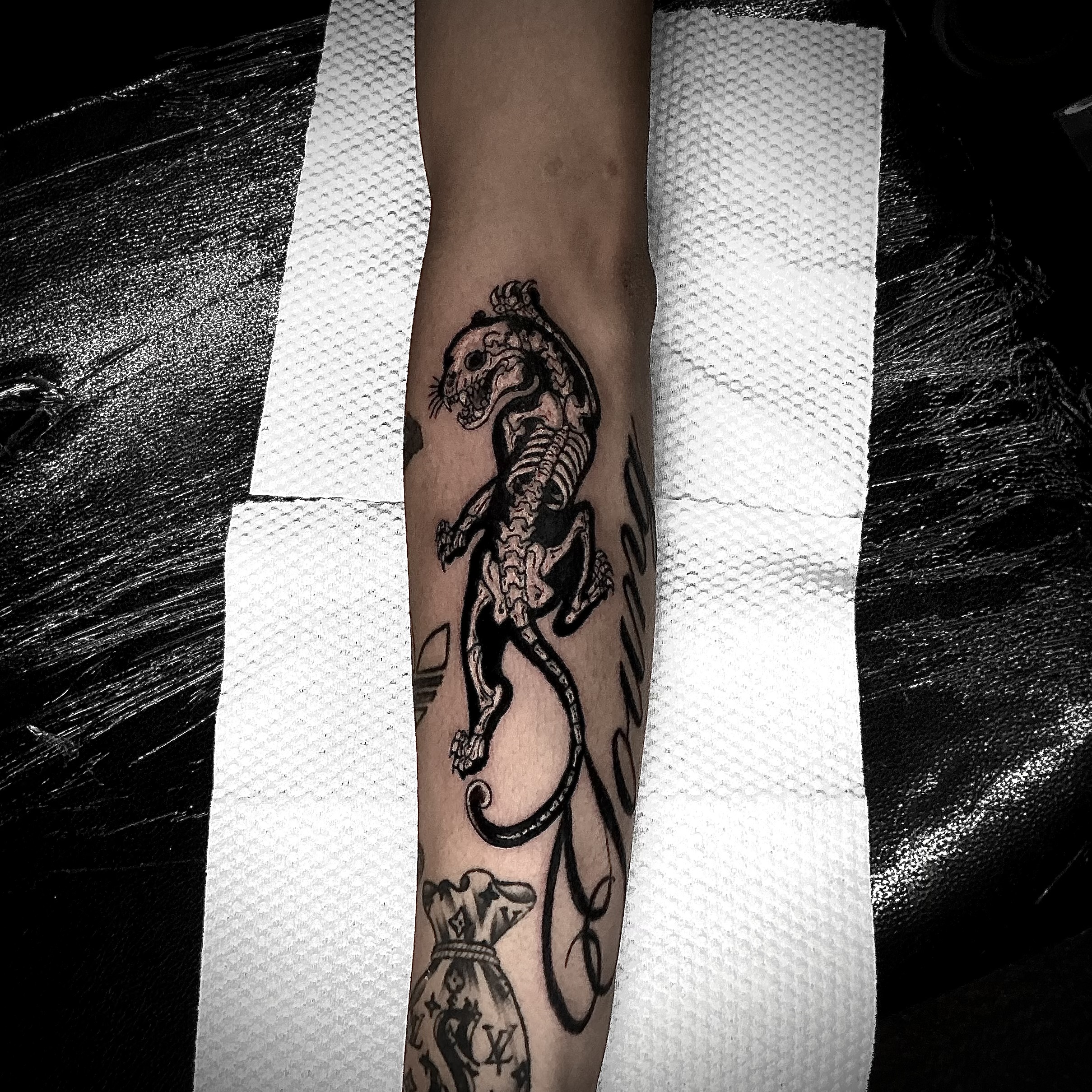 Dotwork minimal шивээс