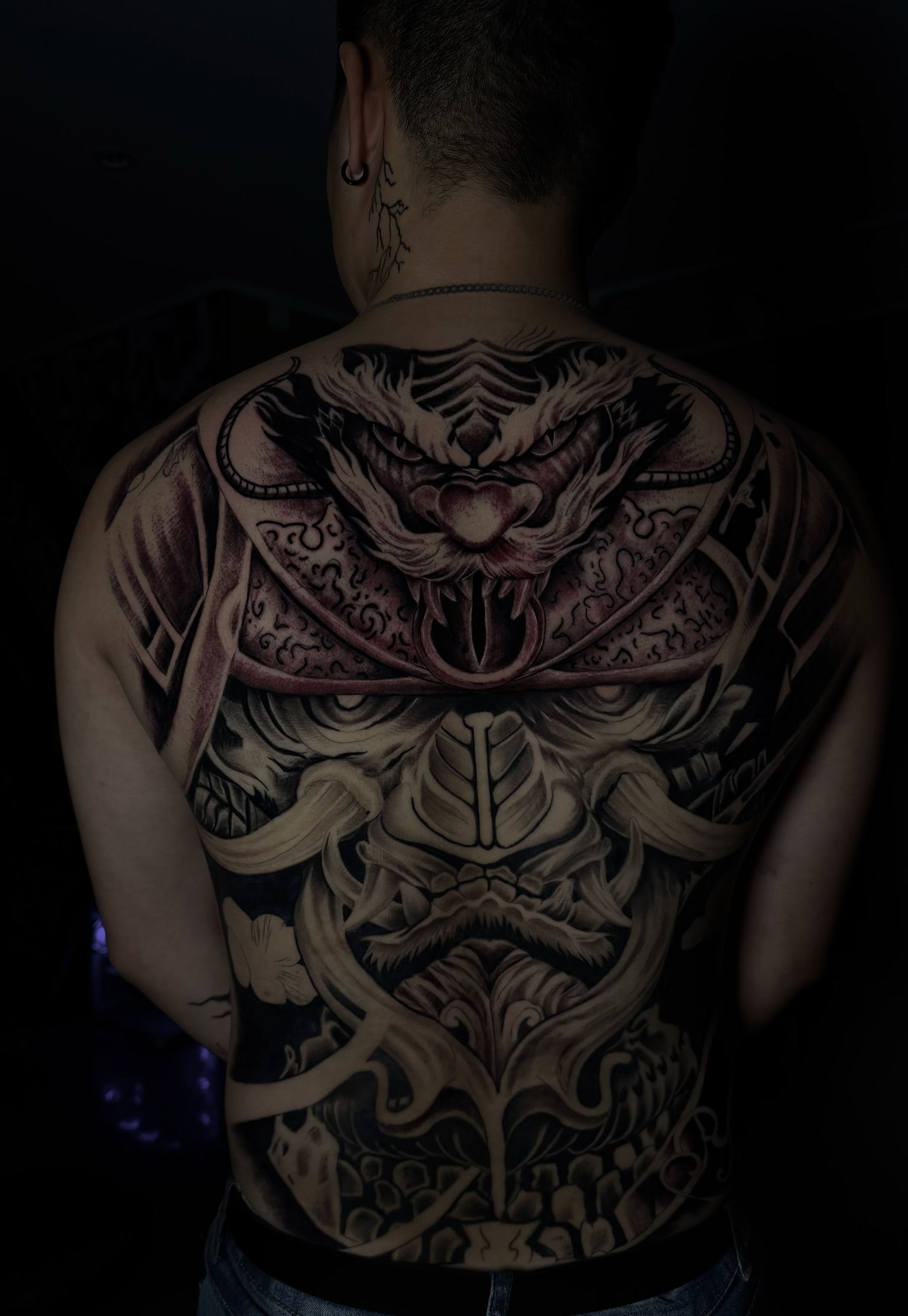 Луу backpiece шивээс